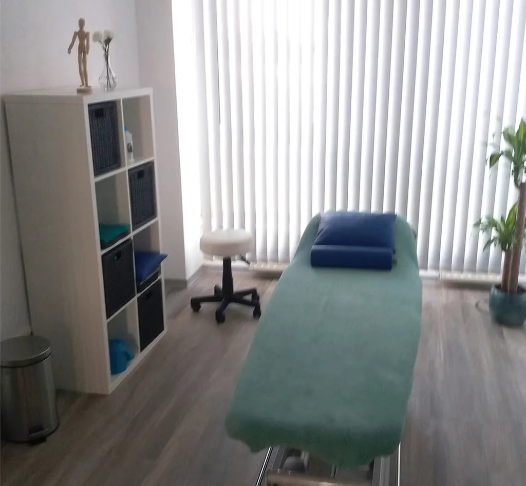 Behandlungsraum für Physiotherapie und Hausbesuche – Physiopraxis Emans